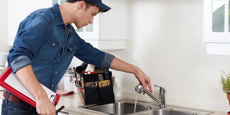 Sanitär-Techniker bei der Arbeit